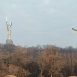Kyiv statue and flag